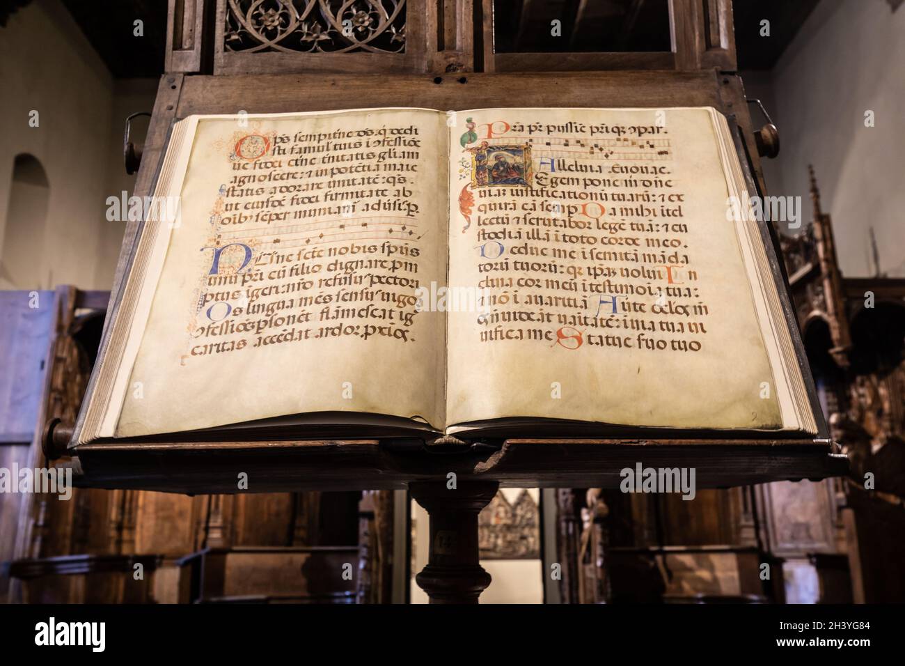 Antike mittelalterliche Handschrift mit alter Kalligraphie. Stockfoto