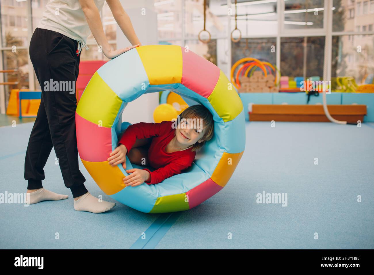 Kinder spielen im Fitnessstudio im Kindergarten oder in der Grundschule. Sport- und Fitnesskonzept für Kinder. Stockfoto