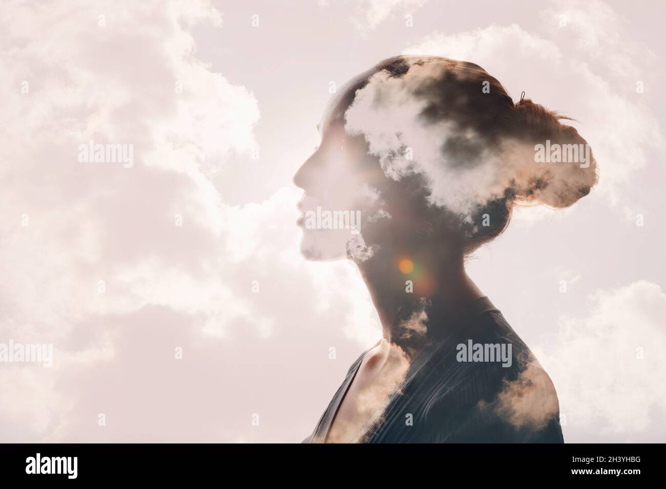 Psychologiekonzept. Sonnenaufgang und Frau Silhouette Kopf Stockfoto