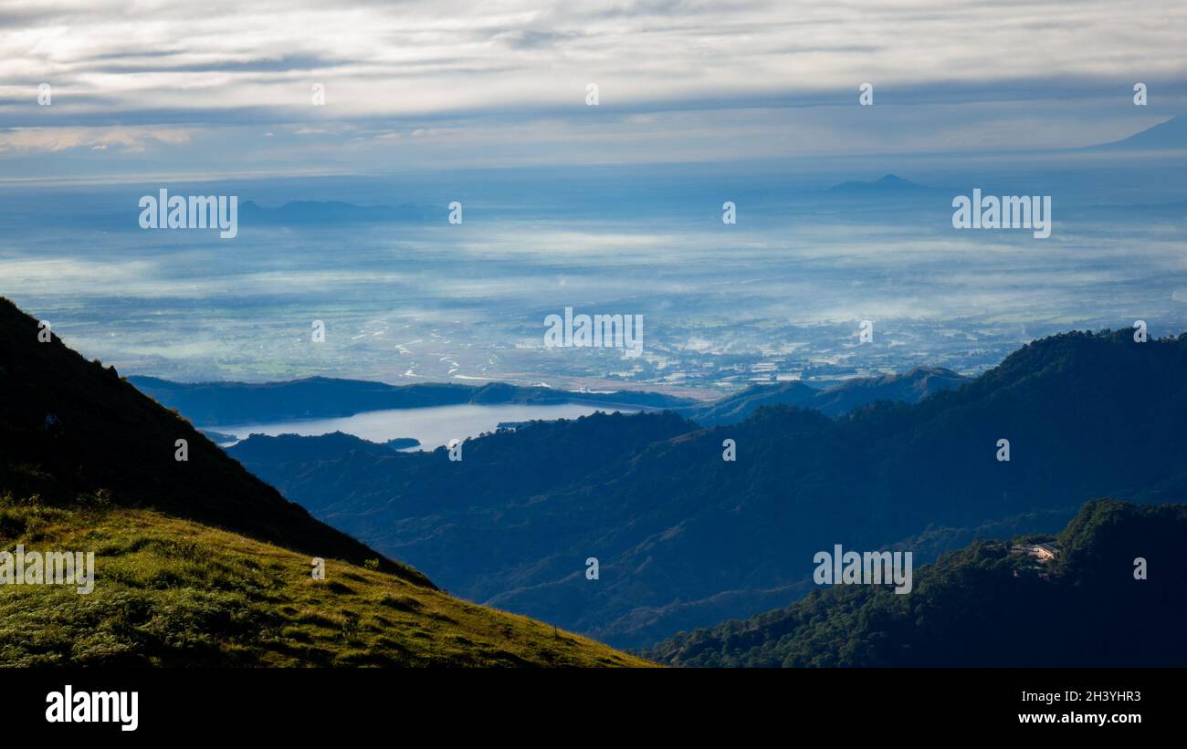 Blick auf den Stausee des San Roque-Staudamms in Itogon, Benguet, Philippinen, von Mt ULAP, Ampacao, Itogon, Bengeut aus gesehen Stockfoto