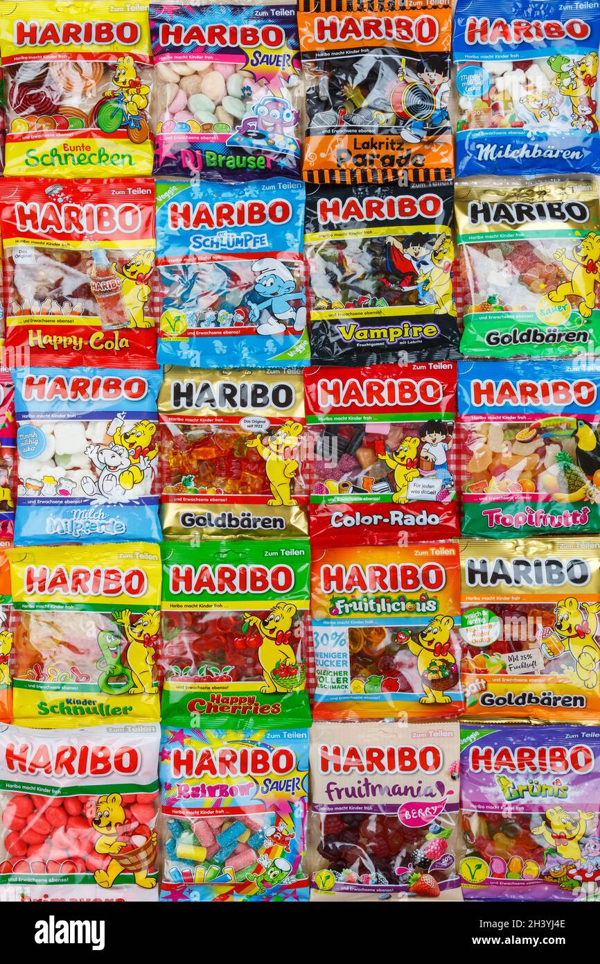 Haribo Gummibärchen Gummibärchen verschiedene Sorten Hintergrund  Porträt-Format Stockfotografie - Alamy