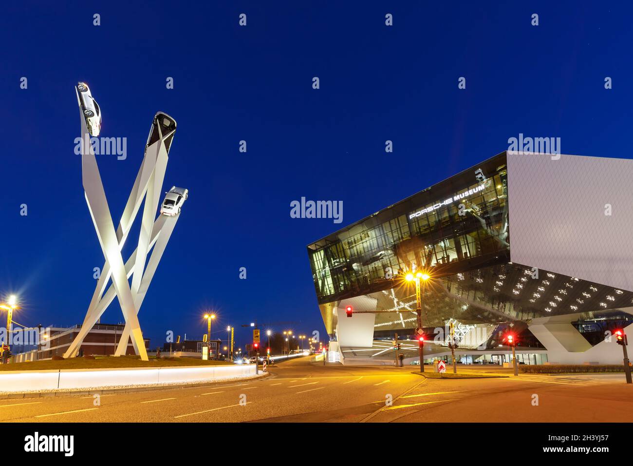 Porsche Museum in Stuttgart Zuffenhausen Deutschland Kunstwerk Moderne Architektur Stockfoto