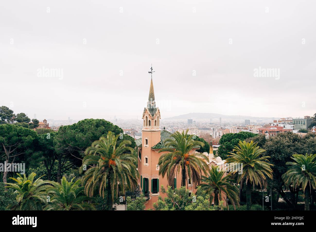 Barcelona, Spanien - 15. Dezember 2019: Gaudi House Museum im Park Güell, breites Foto, vor dem Hintergrund der Stadt Barce Stockfoto