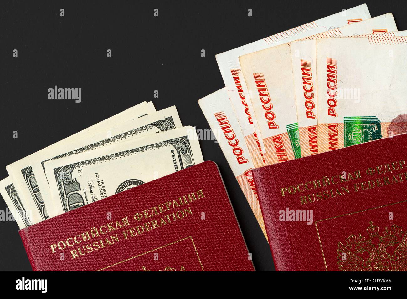 Russischer Reisepass mit US-Dollar und russischen Rubel-Banknoten Stockfoto
