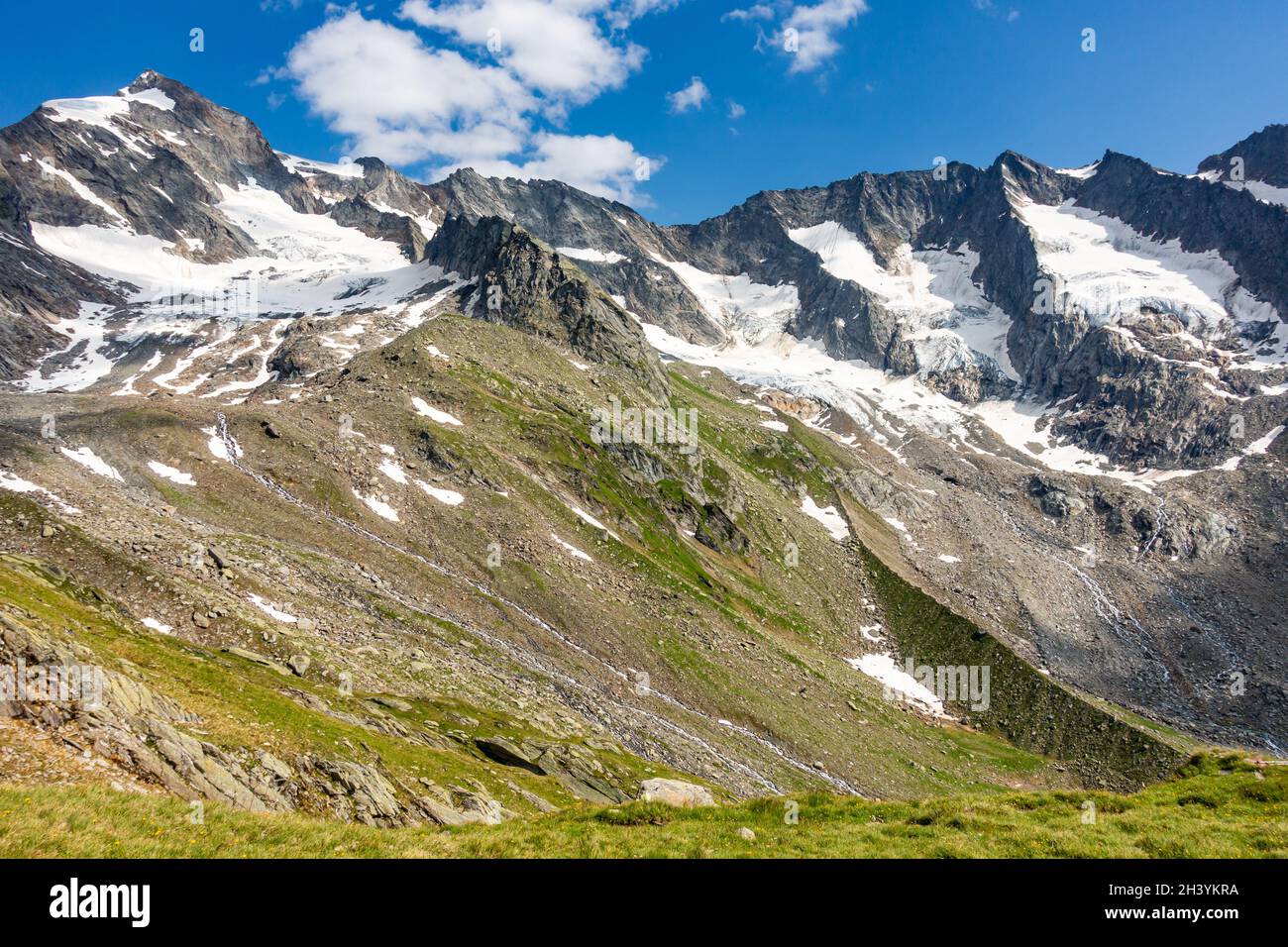 Die Dreiherrenspitze (3499 m links) an der Grenze zwischen Italien und Österreich Stockfoto