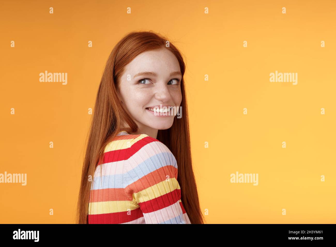 Zärtlich romantisch sorglos europäisch rothaarige Freundin hinter Blick links amüsiert lächelnd zufrieden kokett Blick stehen oder Stockfoto