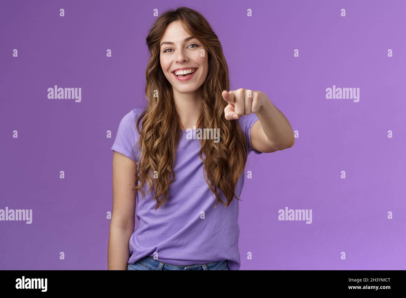 Unterhalten amüsiert attraktive lebendige Mädchen lockige Frisur lacht glücklich zeigt Ihnen Finger zeigen Kamera Wahl Smili Stockfoto