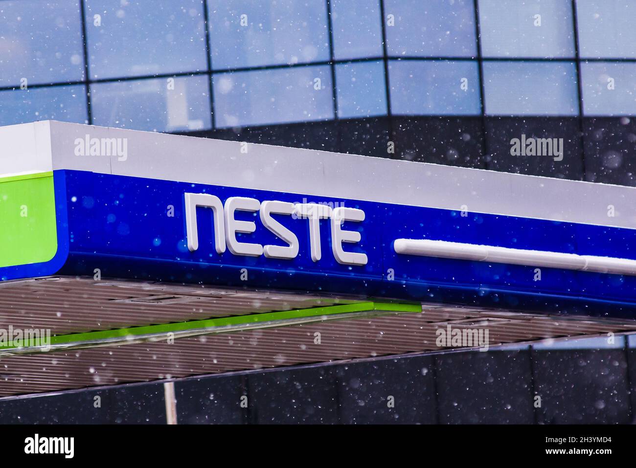 RIGA, LETTLAND. Februar 2018. NESTE Firmenlogo. NESTE ist Finnin und ist ein Ölraffinierungs- und Marketingunternehmen. Stockfoto