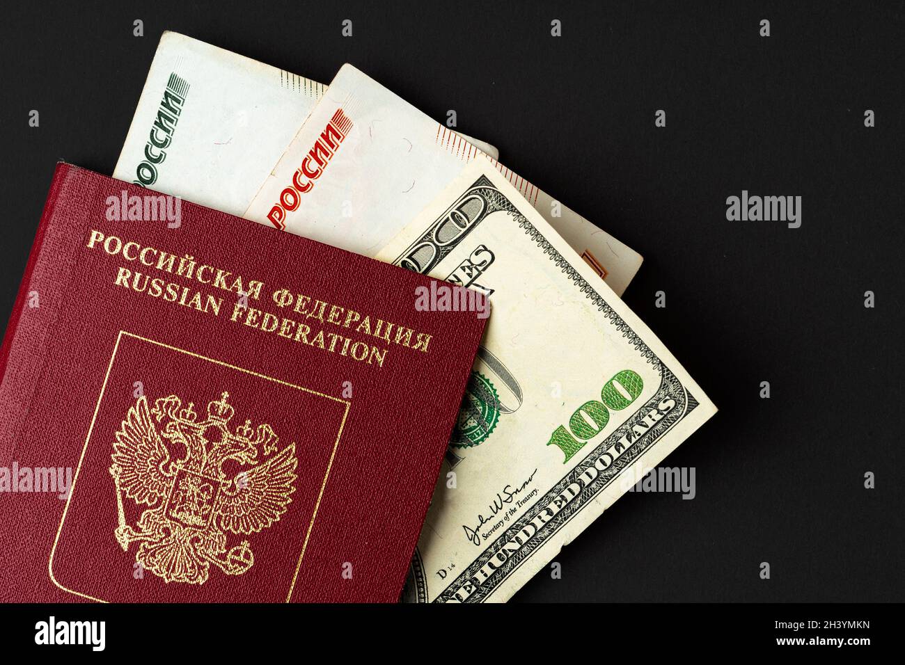 Russischer Reisepass mit US-Dollar und russischen Rubel-Banknoten Stockfoto