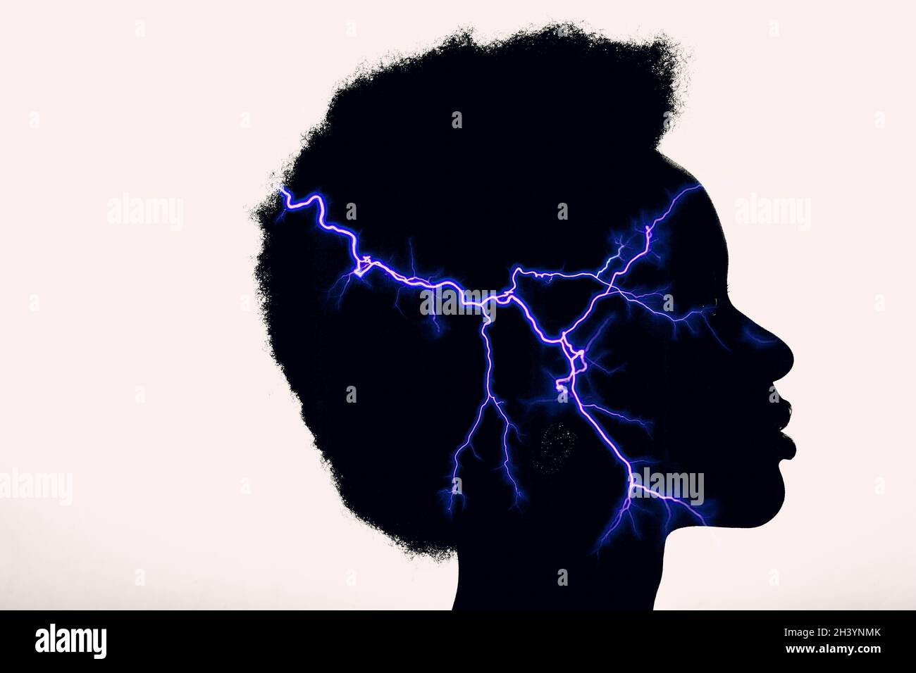 Mehrfachbelichtung Sonnenaufgang und Meer in Frau Silhouette. Psychologiekonzept Stockfoto