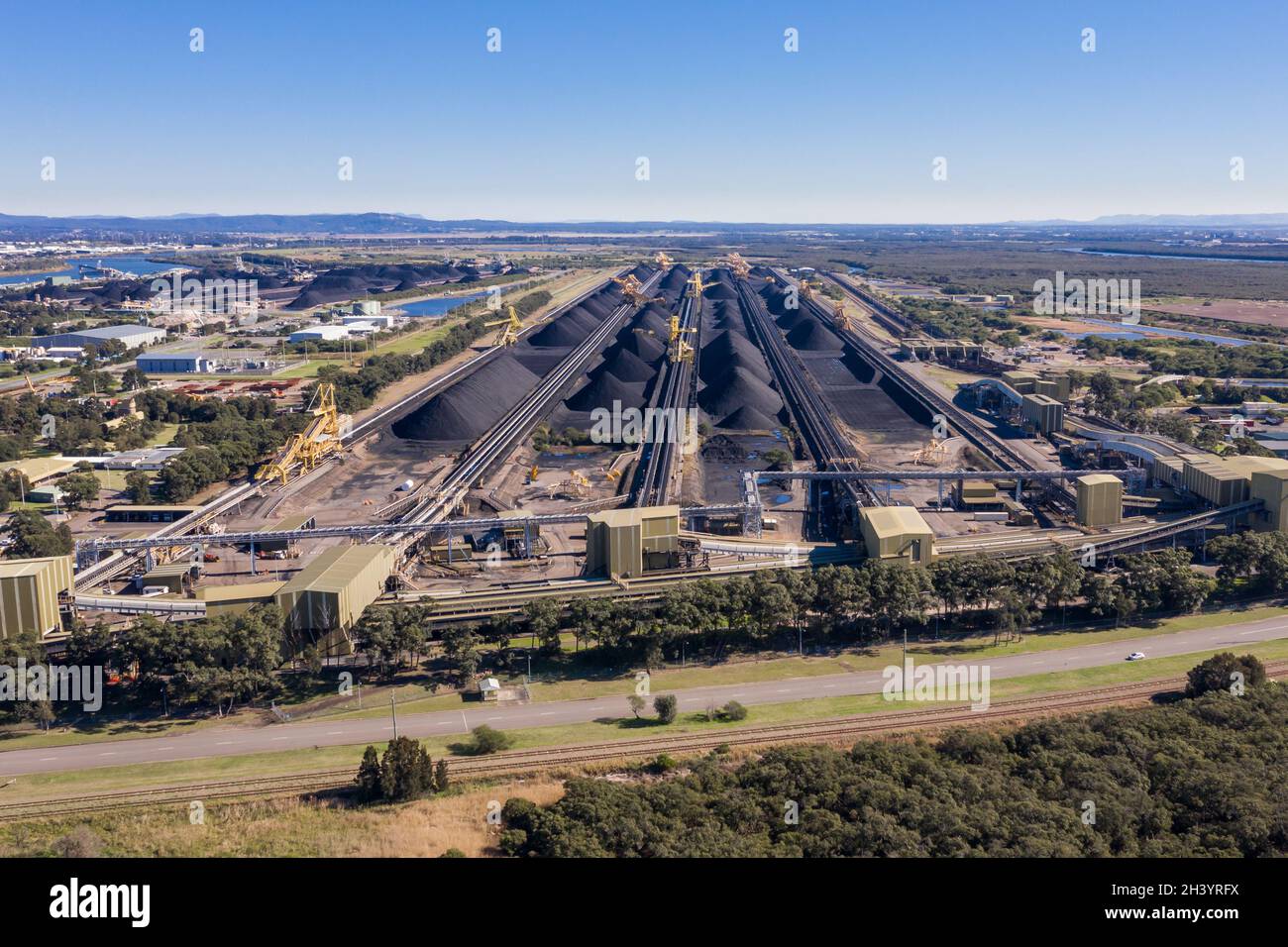Luftaufnahme eines Kohleabsetzers auf Kooragang Island Newcastle Australia. Newcastle ist einer der größten Kohleexporthäfen der Welt. Stockfoto