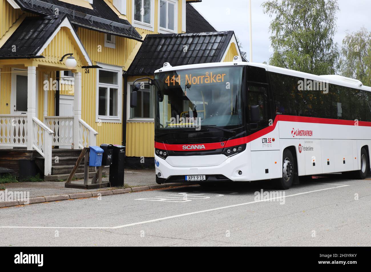 Hoting, Schweden - 25. August 2021: Bus der Linie 444 fährt nach Norraker und wartet auf die Abfahrt am Bahnhof Bus st Stockfoto