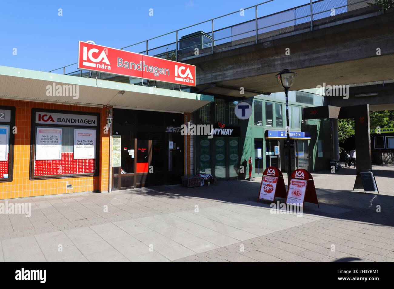 Stockholm, Schweden - 31. August 2021: Das Äußere des Supermarkts Ica Nara Bandhagen neben der U-Bahn-Station. Stockfoto
