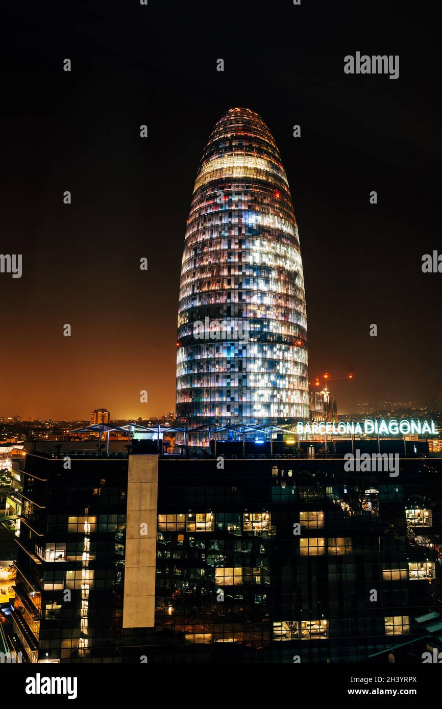 Barcelona, Spanien - 15. Dezember 2019: Agbar Tower - moderner 34-stöckiger Wolkenkratzer an der Avenida Diagonal 211, Barcelona, Katalonien an der T Stockfoto