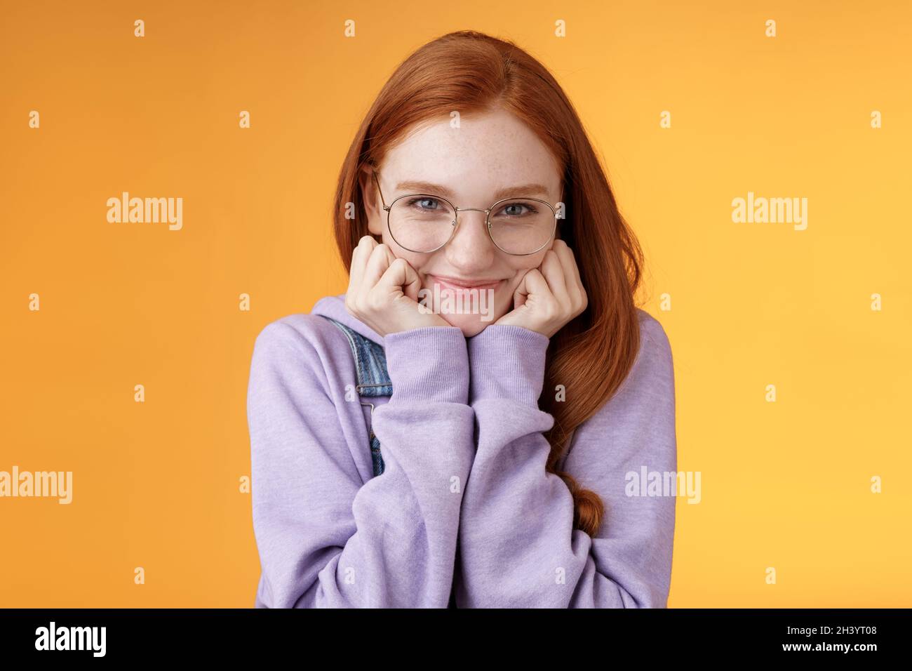 Schöne nette Rotschopf süß dumm Mädchen geek Universität Student trägt Brille schlanke Hand lächelnd zärtlich aussehen Zuneigung verehren LIS Stockfoto