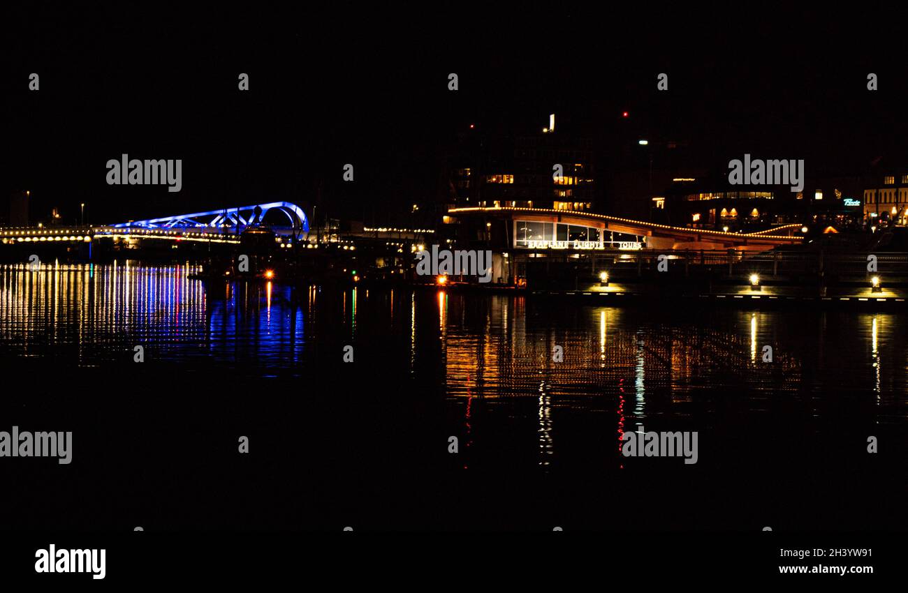 Blick über den Binnenhafen in Victoria, BC, Kanada bei Nacht. Stockfoto
