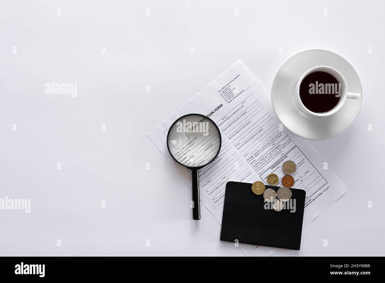 Visa-Antragsformular, Dokumente und eine Tasse Kaffee auf weißem Hintergrund. Stockfoto