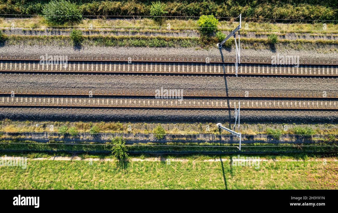 Luftaufnahme von fliegenden Drohnen von Eisenbahnschienen Stockfoto
