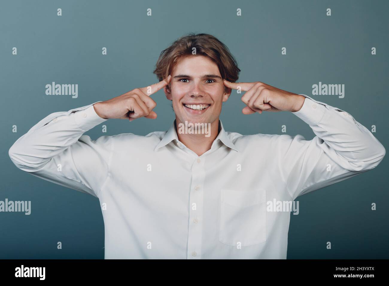 Porträt europäischer junger positiv denkender Mann Porträt. Stockfoto