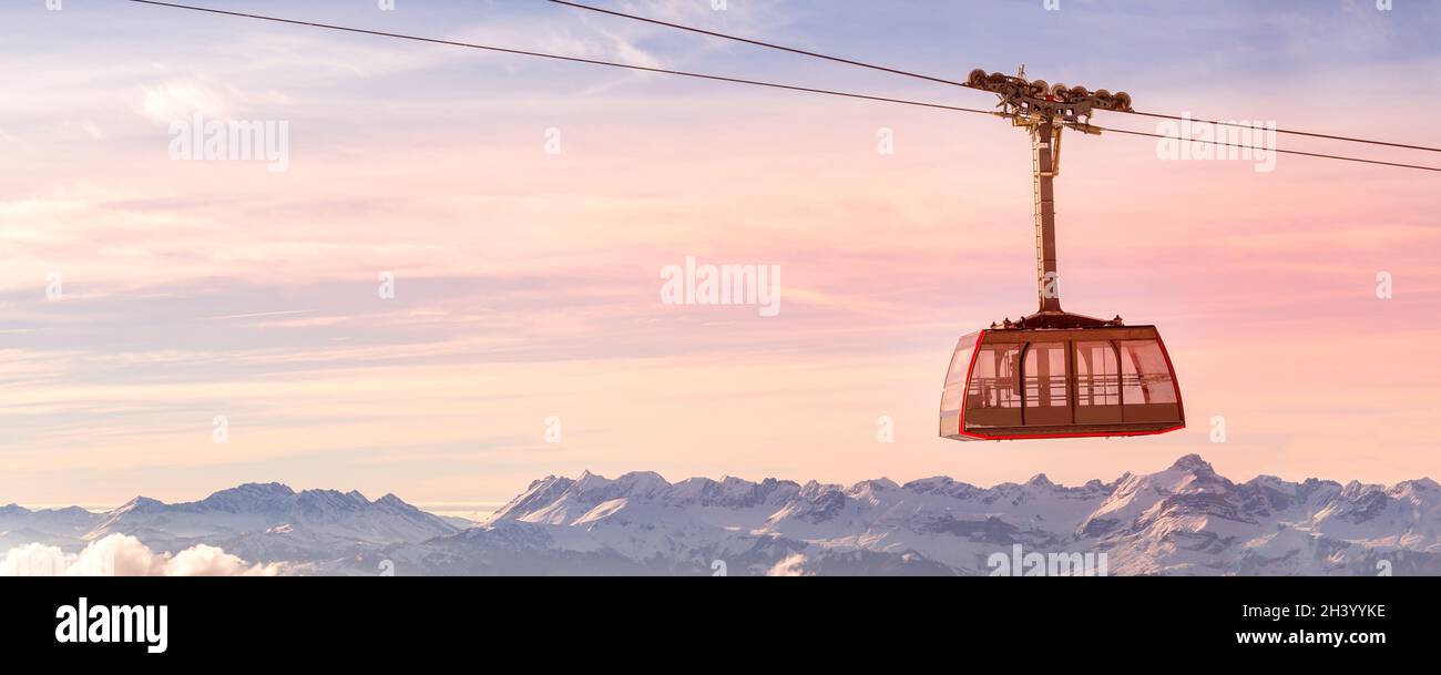 Sonnenuntergangs-Alpen, Seilbahn, Schneemügergipfel Banner Stockfoto
