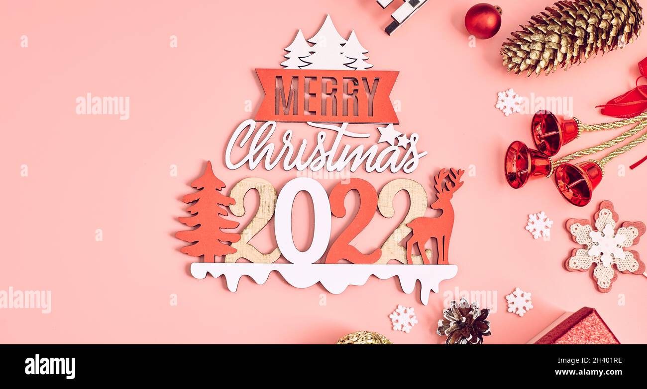 Weihnachten Holzhintergrund mit Schneetanne. Ansicht mit Kopierraum . Kopieren Sie den Raum, umrahmt von Christbaumzweigen, Dekorationen, Süßigkeiten. Stockfoto