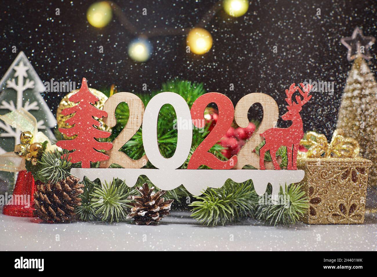 Weihnachten oder Neujahr dunkler Hintergrund, Weihnachten schwarze Tafel mit Jahreszeit Dekorationen gerahmt, Platz für einen Text Stockfoto