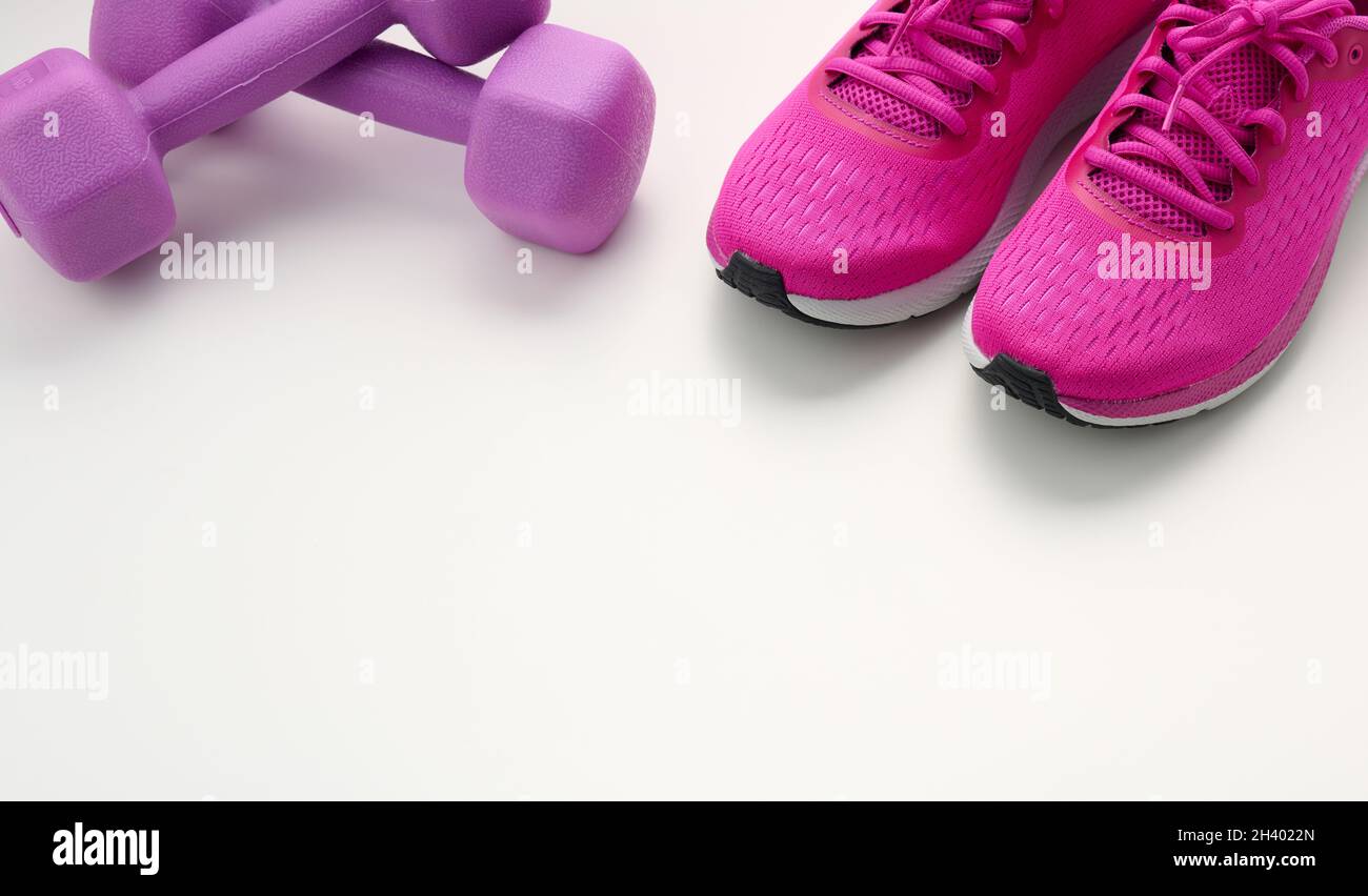 Paar lila Sneaker, Kunststoff-Hantel auf weißem Hintergrund, Draufsicht  Stockfotografie - Alamy