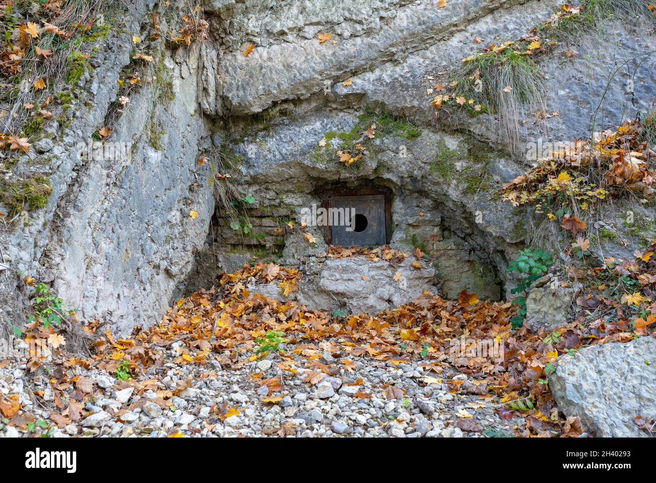 Eingang zum Stollen der ehemaligen nazistischen Untergrundfabrik Bronzit/ Agave in Prag ('Branick skla' Fels), mit einem kleinen Tor mit einem Loch  fr Fledermuse vermauert Stockfotografie - Alamy