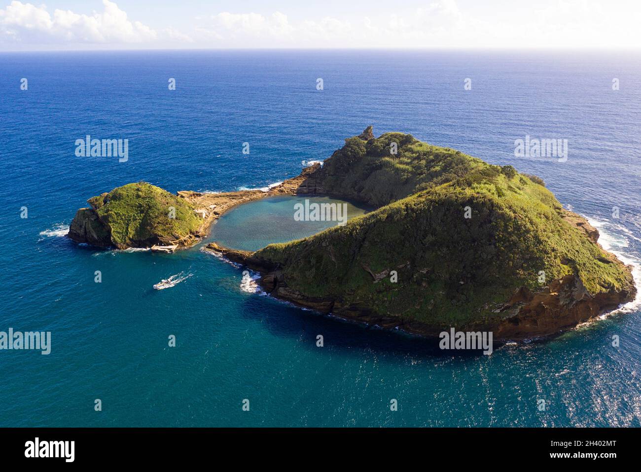 Azoren Luftpanorama. Draufsicht auf die Insel Vila Franca do Campo. Krater eines alten Unterwasservulkans. Sao Miguel, Azoren, Portugal Stockfoto