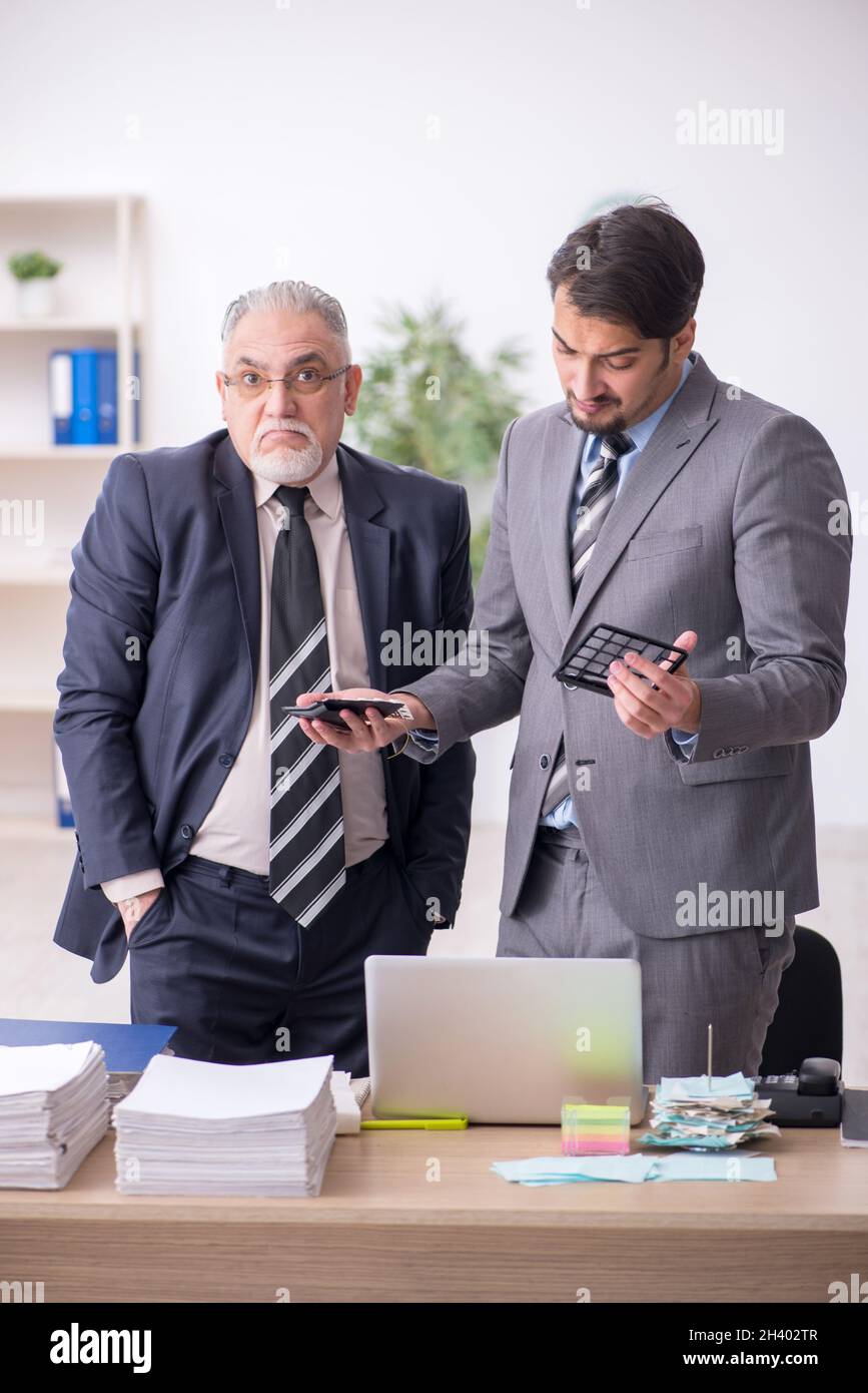 Zwei männliche Buchhalter im Budget-Planungskonzept im Büro Stockfoto