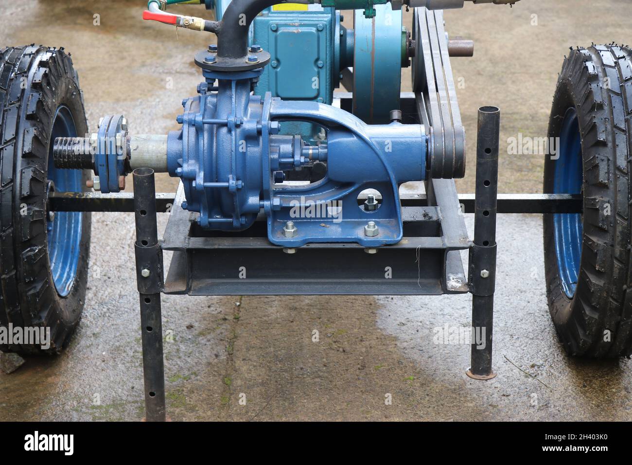 Dieselbetriebene Wasserpumpe mit Riemenantrieb, Hochleistungs-Wasserpumpenset mit Ständer für die landwirtschaftliche Bewässerung Stockfoto