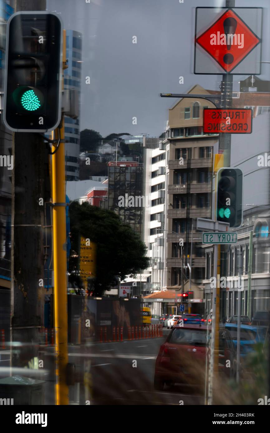 Straßenszene spiegelt sich im Glasgebäude, Wellington, Nordinsel, Neuseeland Stockfoto