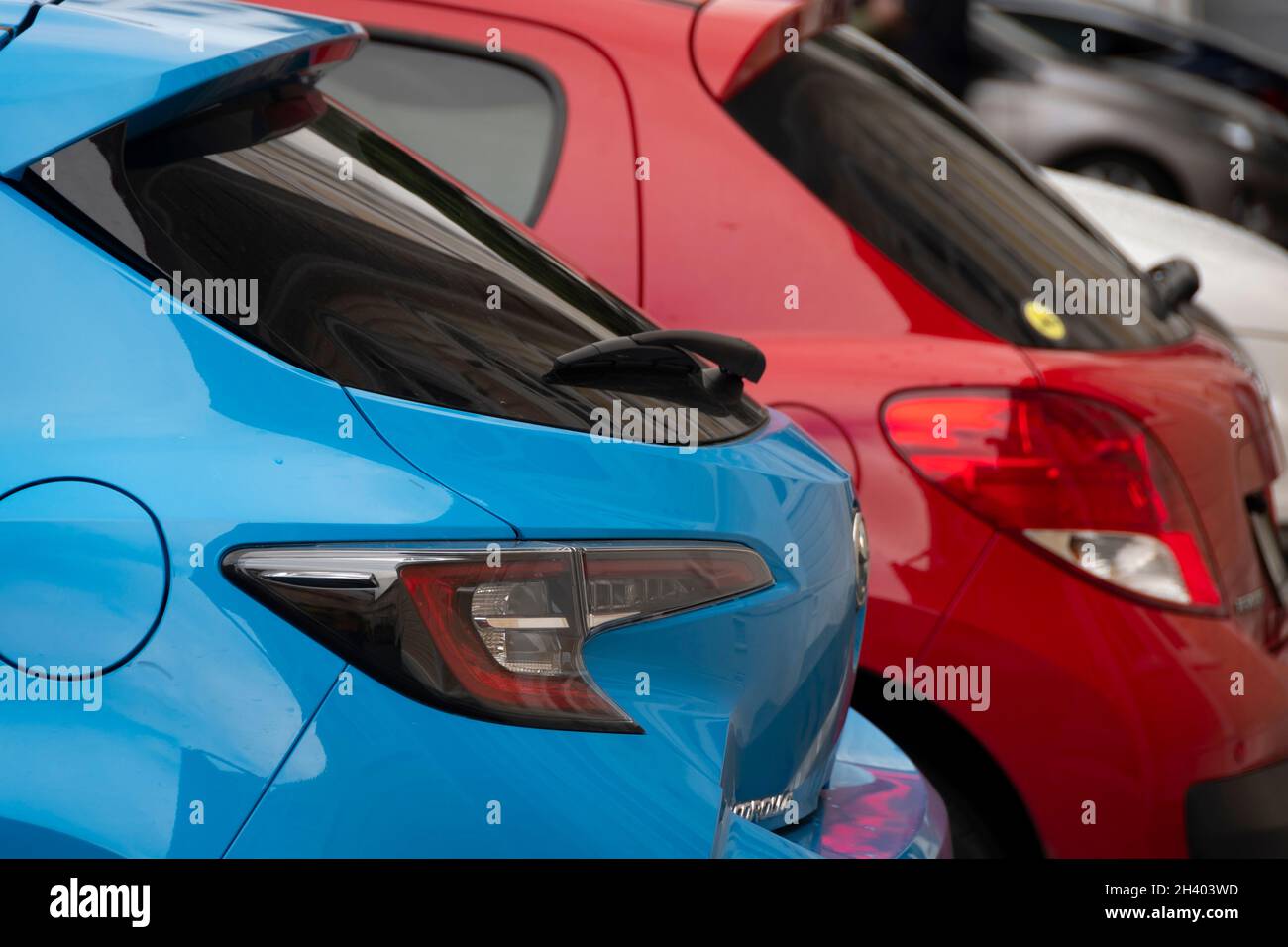 Hintere Ecke von zwei Autos, Wellington, North Island, Neuseeland Stockfoto