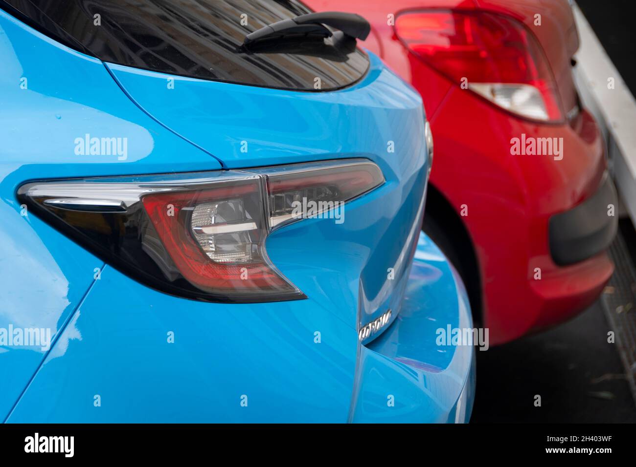 Hintere Ecke von zwei Autos, Wellington, North Island, Neuseeland Stockfoto