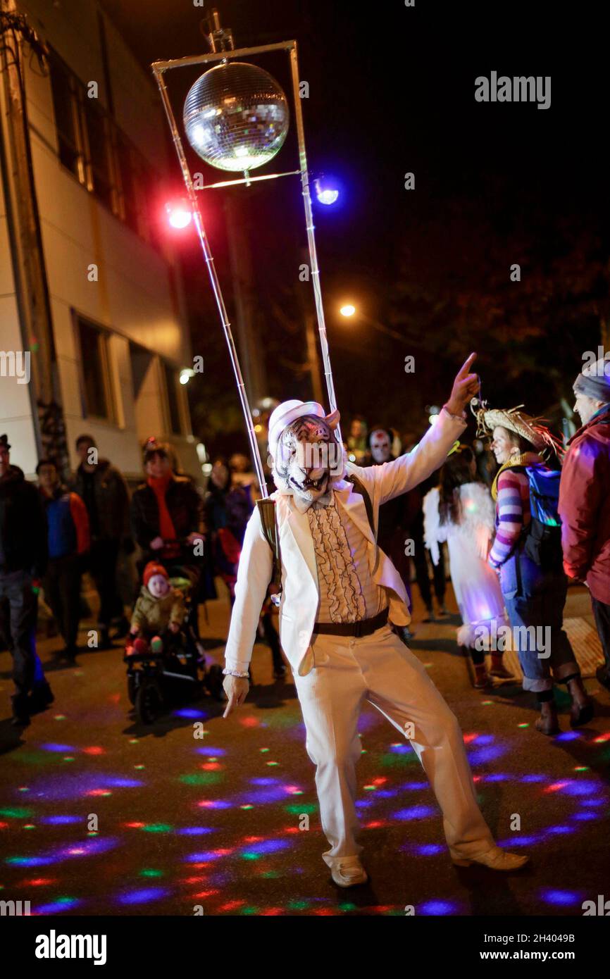 Vancouver, Kanada. Oktober 2021. Ein Mann nimmt an der Parade der verlorenen Seelen Teil, um das Halloween in Vancouver, British Columbia, Kanada, am 30. Oktober 2021 zu feiern. Quelle: Liang Sen/Xinhua/Alamy Live News Stockfoto