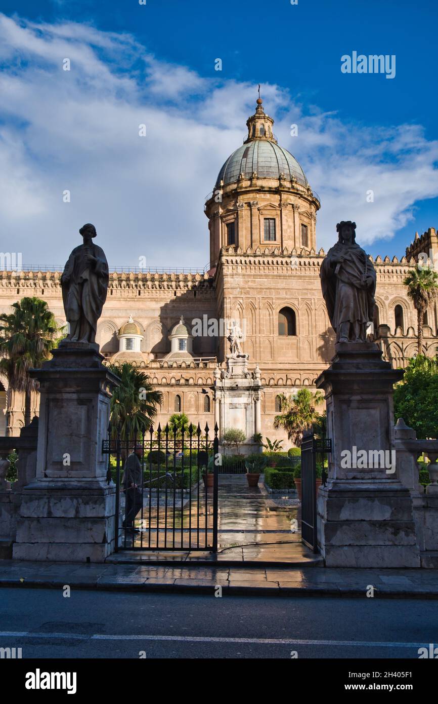 Blick auf die Fassade der Kathedrale von Palermo Stockfoto