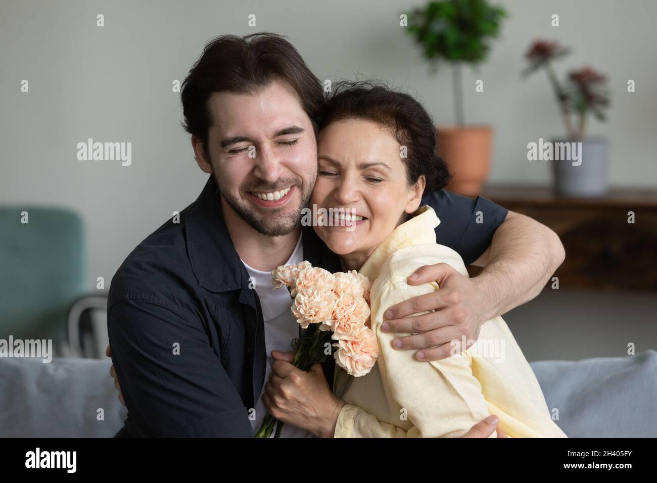 Binden zwei Generationen Familie feiern besonderen Anlass. Stockfoto