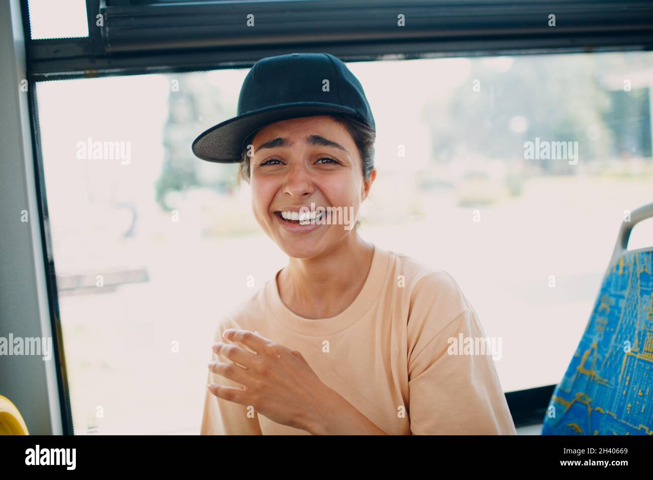 Indische Frau fahren im öffentlichen Nahverkehr Bus oder Straßenbahn. Stockfoto