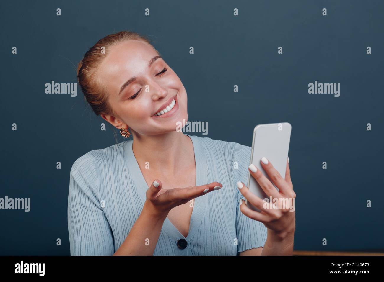 Erwachsene junge Frau Lächeln Porträt im Studio-Handy Stockfoto