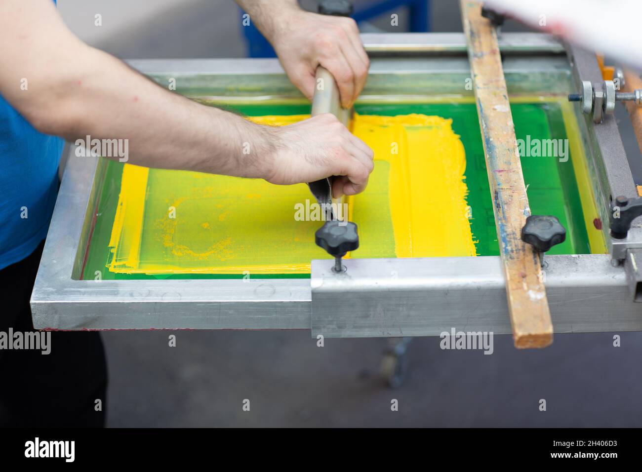 Siebdruck-Verfahren für Siebdruck in der Bekleidungsfabrik. Rahmen-, Rakel- und Plastisolfarben Stockfoto