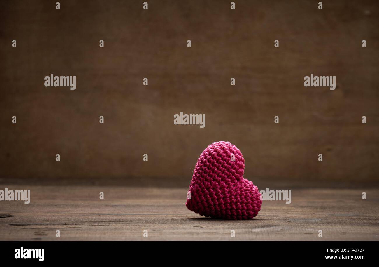 Ein rotes Herz auf braunem Hintergrund, Platz kopieren Stockfoto