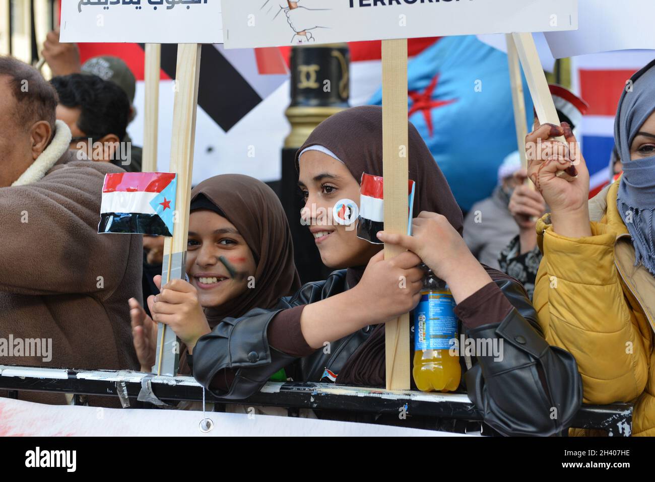 London, Großbritannien. Oktober 2021. Während der Demonstration halten Demonstranten südjemenitische Flaggen fest.Mitglieder der südjemenitischen Bevölkerung des Vereinigten Königreichs veranstalteten eine Demonstration in Whitehall gegenüber der Downing Street, bei der sie um Unterstützung riefen und sagten, dass der Fall Shabwa ein Risiko für die internationale Stabilität, Sicherheit und einen dauerhaften Frieden darstellt. Sie sagen, dass die UNO machtlos und ahnungslos zu sein scheint, nach 7 Jahren Krieg im Jemen Frieden zu bringen. Kredit: SOPA Images Limited/Alamy Live Nachrichten Stockfoto