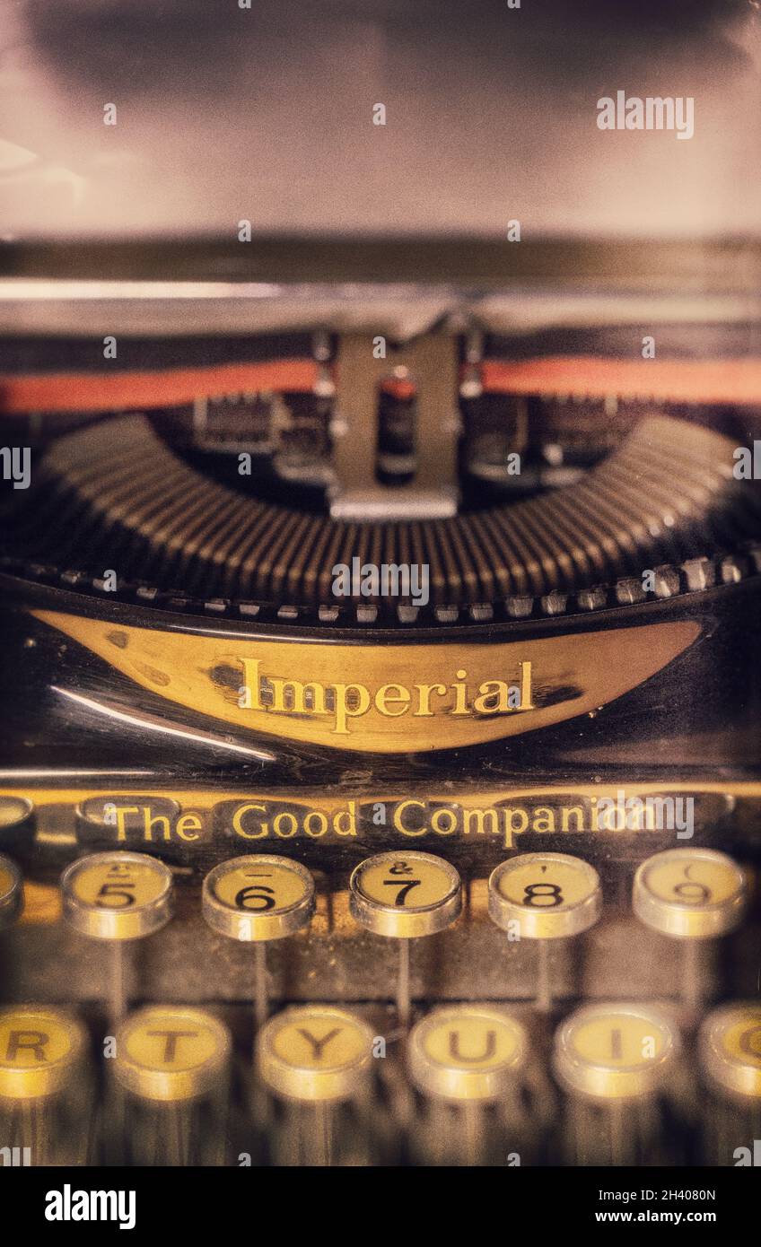 Nahaufnahme einer alten tragbaren kaiserlichen Schreibmaschine. Stockfoto