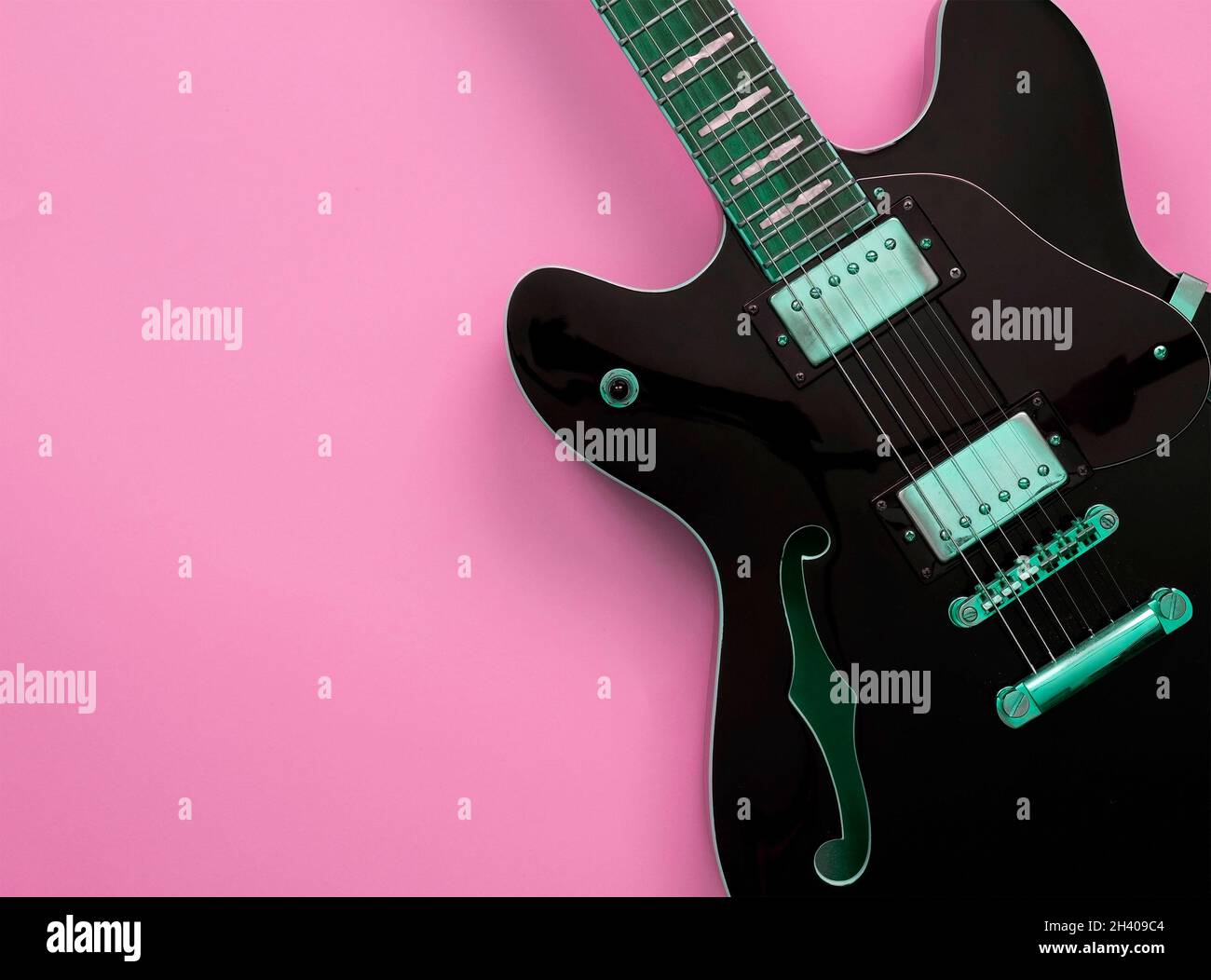 E-Gitarre auf rosa Hintergrund Stockfoto