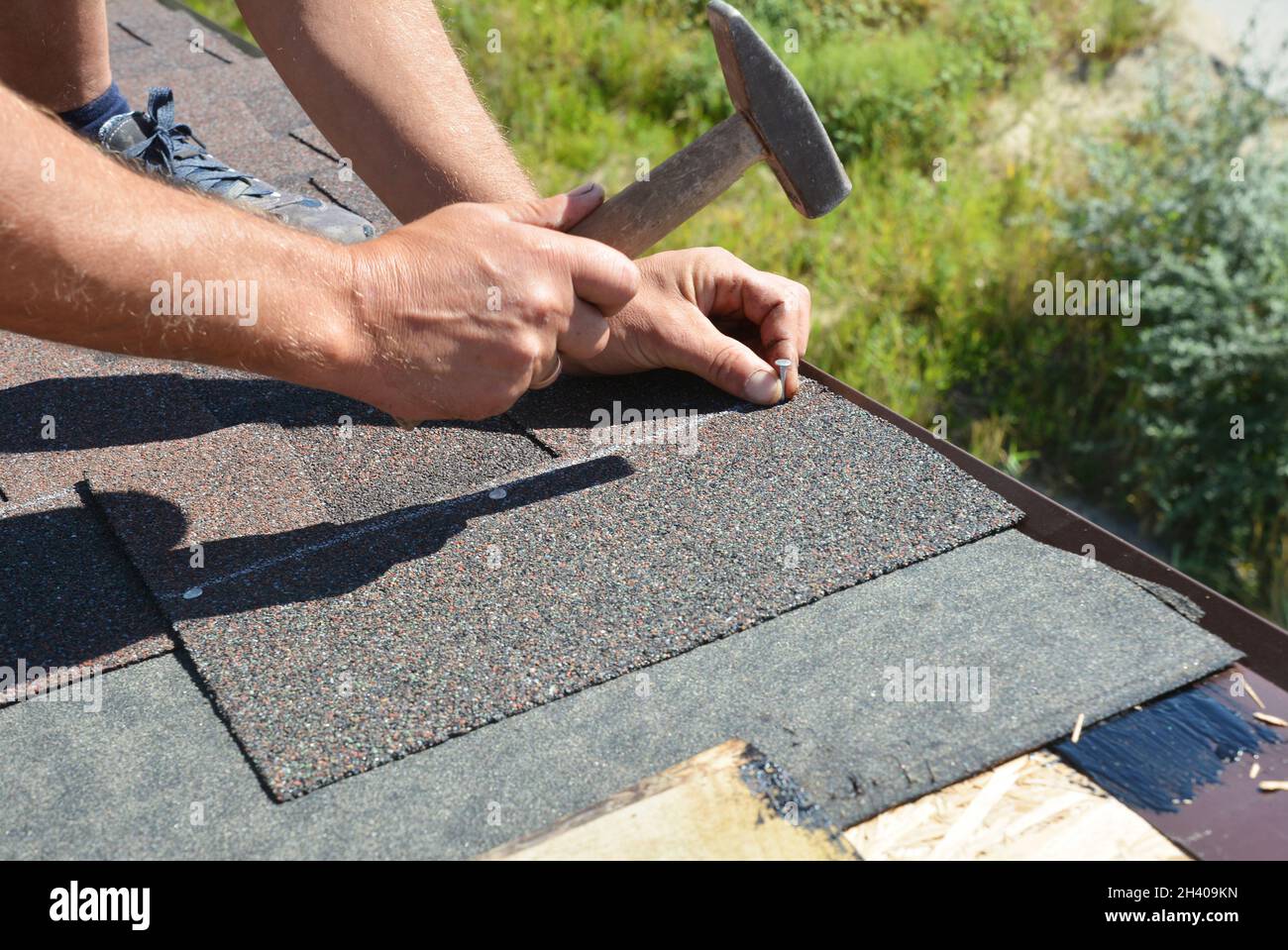 Dachziegel befestigen -Fotos und -Bildmaterial in hoher Auflösung – Alamy