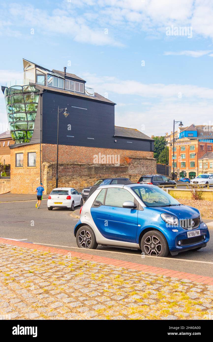 Blue Convertible Smart FourTwo vor dem modernen Haus und Architekten-Studio mit großen Glasfenstern möglicherweise aus Ford Transit Windschutzscheiben gebildet Stockfoto