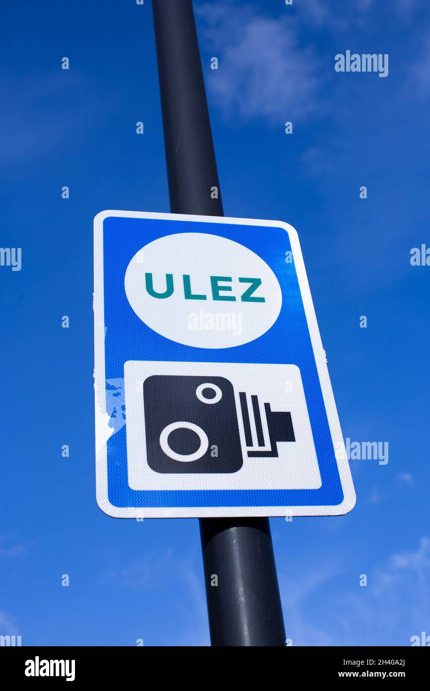Brixton, England. 30. Oktober 2021. ULEZ-Grenzschild auf der South Circular Road nach der Ultra Low Emissions Zone Extension durch London. Stockfoto