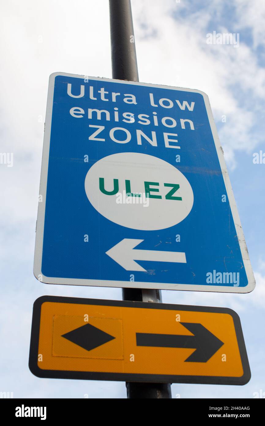 Brixton, England. 30. Oktober 2021. ULEZ-Grenzschild auf der South Circular Road nach der Ultra Low Emissions Zone Extension durch London. Stockfoto