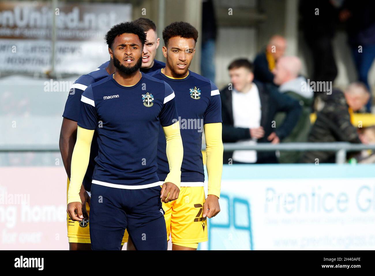 Sutton, Großbritannien. Oktober 2021. Ricky Korboa von Sutton United erwärmt sich am 30. Oktober 2021 beim Spiel der EFL Sky Bet League 2 zwischen Sutton United und Walsall in der Gander Green Lane, Sutton, England. Foto von Carlton Myrie. Nur zur redaktionellen Verwendung, Lizenz für kommerzielle Nutzung erforderlich. Keine Verwendung bei Wetten, Spielen oder Veröffentlichungen einzelner Clubs/Vereine/Spieler. Kredit: UK Sports Pics Ltd/Alamy Live Nachrichten Stockfoto