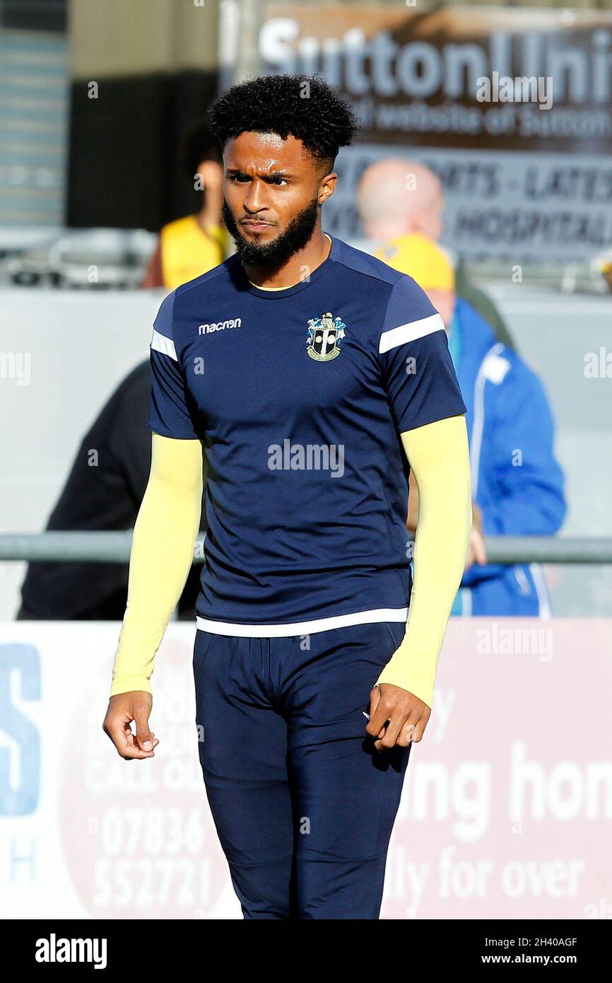 Sutton, Großbritannien. Oktober 2021. Ricky Korboa von Sutton United während des Spiels der EFL Sky Bet League 2 zwischen Sutton United und Walsall in der Gander Green Lane, Sutton, England, am 30. Oktober 2021. Foto von Carlton Myrie. Nur zur redaktionellen Verwendung, Lizenz für kommerzielle Nutzung erforderlich. Keine Verwendung bei Wetten, Spielen oder Veröffentlichungen einzelner Clubs/Vereine/Spieler. Kredit: UK Sports Pics Ltd/Alamy Live Nachrichten Stockfoto